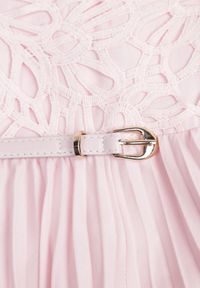 Renee - Różowy Elegancki Kombinezon z Paskiem w Talii Ozdobiony Koronką Aerosa. Kolor: różowy. Materiał: koronka. Długość rękawa: na ramiączkach. Wzór: aplikacja, koronka. Styl: elegancki #8