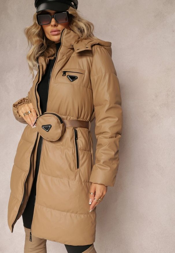 Renee - Beżowa Długa Kurtka z Paskiem Płaszcz z Okrągłą Saszetką w Komplecie Nabili. Kolor: beżowy. Długość: długie