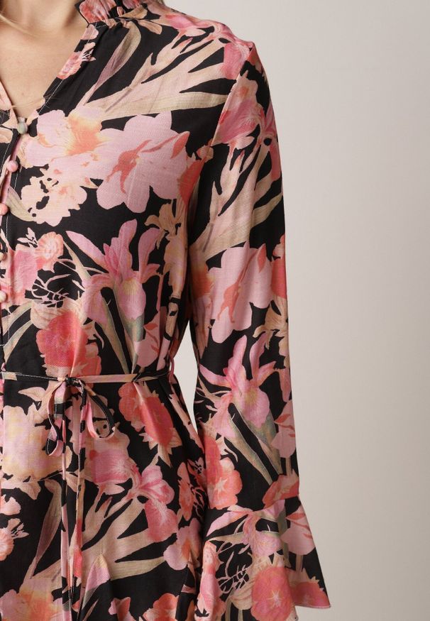 Born2be - Czarno-Różowa Wiskozowa Rozkloszowana Sukienka w Kwiaty z Paskiem Sinthea. Okazja: na co dzień. Kolor: czarny. Materiał: wiskoza. Wzór: kwiaty. Styl: casual