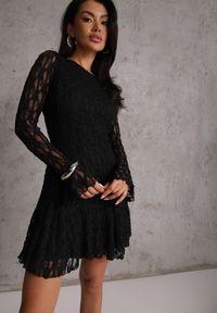 Renee - Czarna Sukienka z Koronki Ozdobiona Rozkloszowanymi Rękawami Cinalata. Kolor: czarny. Materiał: koronka. Wzór: aplikacja, koronka. Typ sukienki: rozkloszowane. Styl: elegancki, klasyczny #1