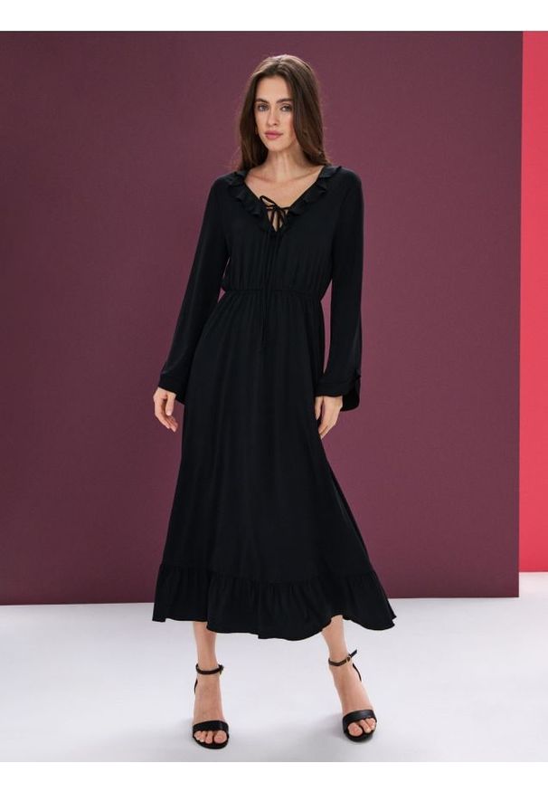 Sinsay - Sukienka midi z falbanami i wiązaniem przy dekolcie - czarny. Kolor: czarny. Długość: midi