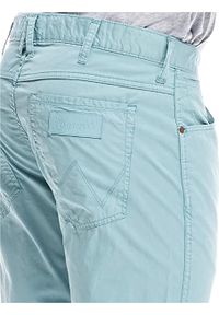 Wrangler - WRANGLER GREENSBORO MĘSKIE SPODNIE MATERIAŁOWE SMOKE BLUE W15QLL90B. Materiał: materiał