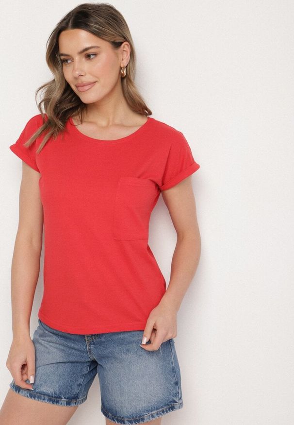 Born2be - Czerwony T-shirt z Bawełny Ozdobiony Kieszonką Ziarene. Okazja: na co dzień. Kolor: czerwony. Materiał: bawełna. Wzór: aplikacja. Styl: sportowy, casual