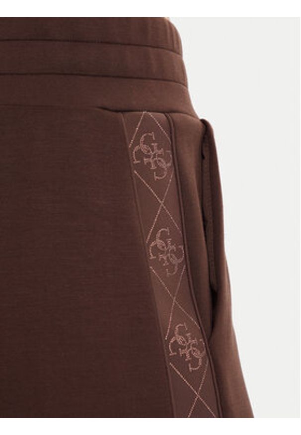 Guess Spodnie dresowe W5YB11 KBYE2 Brązowy Regular Fit. Kolor: brązowy. Materiał: syntetyk