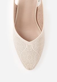 Born2be - Beżowo-Niebieski Czółenka VICES z Drobną Perforacją na Słupku ze Sprzączką Harellenne. Okazja: na co dzień, do pracy, na spotkanie biznesowe. Zapięcie: sprzączka. Kolor: beżowy. Materiał: jeans. Szerokość cholewki: normalna. Obcas: na słupku. Styl: klasyczny, casual, biznesowy. Wysokość obcasa: średni #6