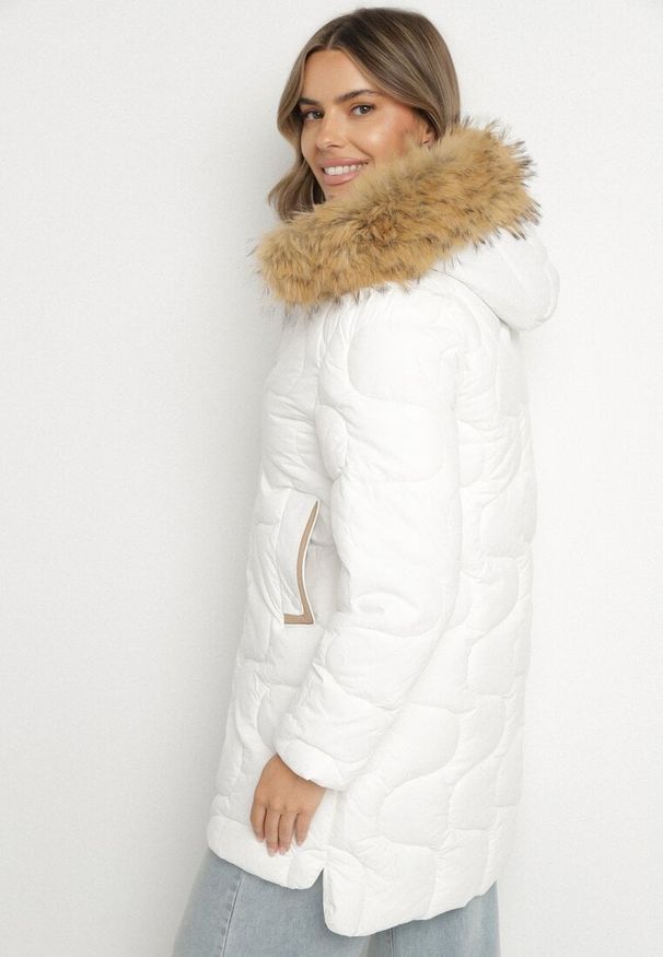 Born2be - Biała Kurtka z Kapturem z Futerkiem Zdobiona Oryginalnym Pikowaniem Oleda. Okazja: na co dzień. Typ kołnierza: kaptur. Kolor: biały. Materiał: futro. Wzór: aplikacja. Styl: casual, klasyczny
