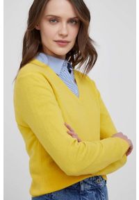 United Colors of Benetton sweter wełniany damski kolor żółty lekki. Okazja: na co dzień. Kolor: żółty. Materiał: wełna. Długość rękawa: długi rękaw. Długość: długie. Styl: casual