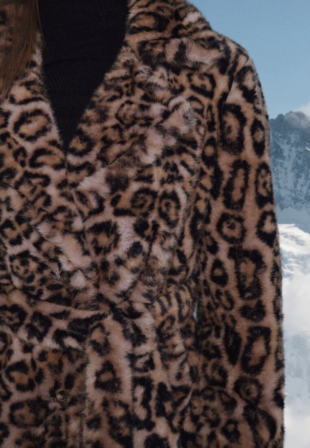 Born2be - Brązowy Płaszcz w Panterkę Futerko Ozdobiony Paskiem Delmarea. Okazja: na co dzień. Kolor: brązowy. Materiał: futro. Wzór: aplikacja, motyw zwierzęcy. Sezon: zima, jesień. Styl: klasyczny, casual, elegancki