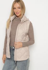 Born2be - Ciemnobeżowa Kamizelka z Odpinanym Kapturem Ozdobiona Pikowaniem Cirisse. Okazja: na co dzień, na spacer. Kolor: beżowy. Materiał: jeans. Wzór: aplikacja. Styl: klasyczny, casual, elegancki #4