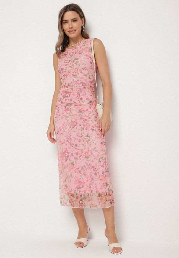 Born2be - Różowa Dopasowana Sukienka w Kwiaty Meluvea. Okazja: na co dzień. Kolor: różowy. Materiał: jeans. Wzór: kwiaty. Typ sukienki: proste. Styl: casual, klasyczny