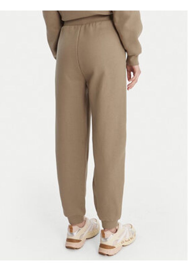 Guess Spodnie dresowe V6RB15 K9V31 Beżowy Regular Fit. Kolor: beżowy. Materiał: bawełna