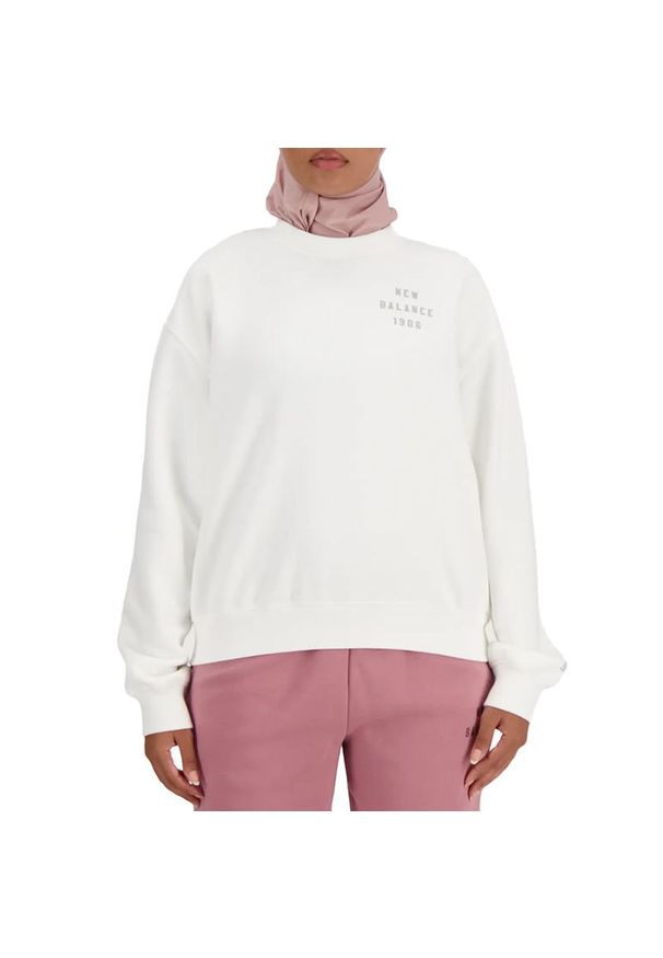 Bluza New Balance WT41517WT - biała. Okazja: na co dzień. Kolor: biały. Materiał: prążkowany, dresówka, poliester, bawełna. Wzór: nadruk. Styl: klasyczny, casual