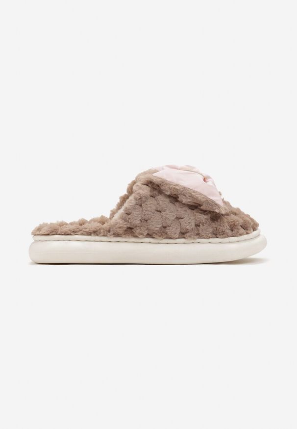Born2be - Ciemnobeżowe Kapcie z Tłoczonego Futerka z Kokardą Davike. Okazja: do domu, na co dzień. Kolor: beżowy. Materiał: futro. Styl: elegancki, casual