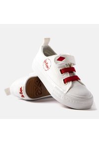 Biało-czerwone trampki dziecięce Lee Cooper białe. Nosek buta: okrągły. Zapięcie: rzepy. Kolor: biały. Materiał: guma, tkanina. Sezon: lato. Styl: klasyczny