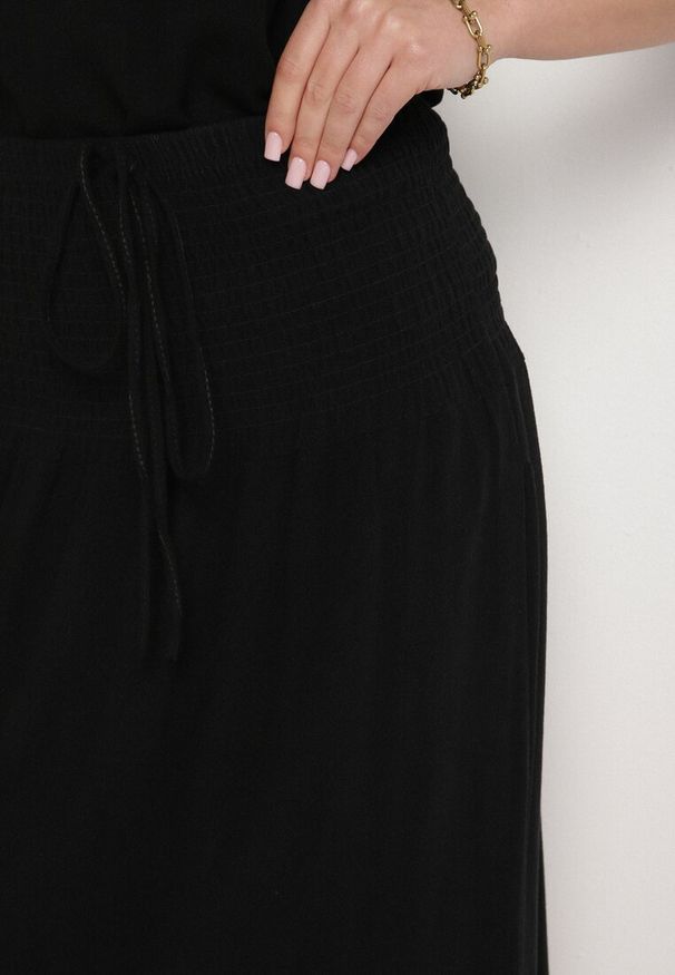 Born2be - Czarna Rozkloszowana Spódnica z Lnem Wiskozą i Wysokim Stanem Lumesare. Stan: podwyższony. Kolor: czarny. Materiał: len, wiskoza. Sezon: lato. Styl: klasyczny