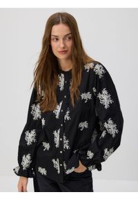 Reserved - Wzorzysta koszula z haftem - czarny. Kolor: czarny. Materiał: bawełna, tkanina. Wzór: haft #1