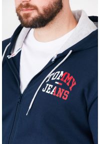 Tommy Jeans - TOMMY JEANS Granatowa bluza męska na zamek z dużym logo. Typ kołnierza: kaptur. Kolor: niebieski