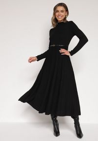 Born2be - Czarna Rozkloszowana Sukienka z Dzianiny z Wiskozą z Długim Rękawem i Paskiem Tusmina. Okazja: na co dzień. Kolor: czarny. Materiał: dzianina, wiskoza. Długość rękawa: długi rękaw. Styl: klasyczny, casual, elegancki #1