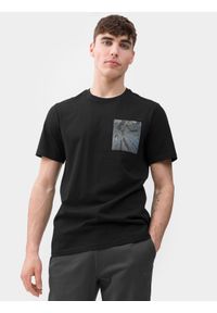 4f - T-shirt regular z nadrukiem męski. Kolor: czarny. Materiał: bawełna. Wzór: nadruk