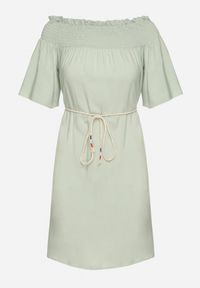 Born2be - Zielona Sukienka z Wiskozą Bawełną Hiszpańskim Dekoltem i Sznurkiem Lilarenne. Okazja: na co dzień. Kolor: zielony. Materiał: bawełna, wiskoza. Sezon: lato. Styl: casual, elegancki #4