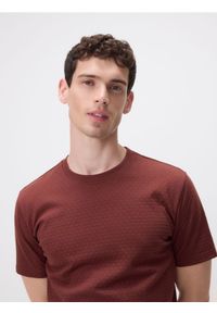 Reserved - Strukturalny t-shirt regular fit - ciemnobrązowy. Kolor: brązowy. Materiał: dzianina