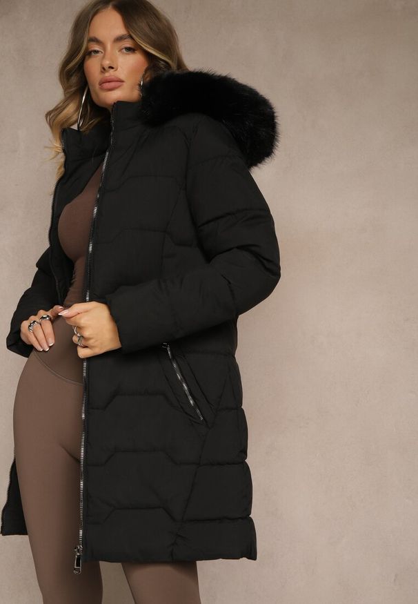 Renee - Czarna Pikowana Kurtka o Taliowanym Kroju z Kapturem z Futerkiem Mindria. Okazja: na spacer. Typ kołnierza: kaptur. Kolor: czarny. Materiał: futro. Styl: elegancki