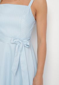 Born2be - Niebieska Sukienka z Wiskozą ze Wzorem Pasków Dolereia. Okazja: na co dzień. Kolor: niebieski. Materiał: wiskoza. Długość rękawa: na ramiączkach. Styl: klasyczny, casual. Długość: midi #4