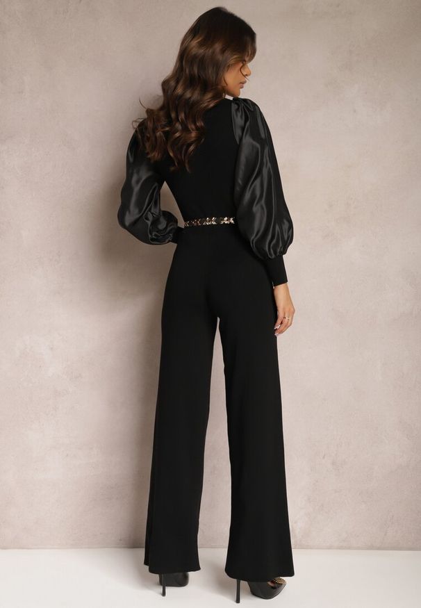 Renee - Czarny Długi Kombinezon z Paskiem i Bufiastym Rękawem Stellari. Kolor: czarny. Materiał: prążkowany, satyna, dzianina, tkanina. Długość: długie. Wzór: aplikacja