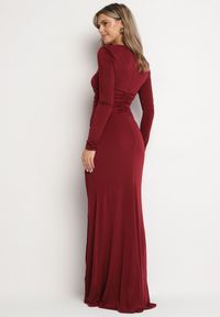 Born2be - Bordowa Koktajlowa Dopasowana Sukienka z Usztywnianymi Ramionami i Rozcięciem z Boku Orailia. Okazja: na imprezę. Kolor: czerwony. Typ sukienki: dopasowane. Styl: wizytowy #5