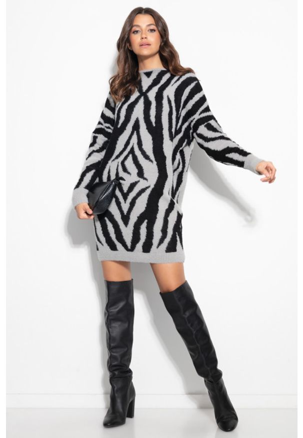 e-margeritka - Sukienka swetrowa ciepła w zebrę szara - s/m. Kolor: szary. Materiał: poliamid, elastan, wiskoza, nylon, materiał. Wzór: motyw zwierzęcy. Typ sukienki: oversize