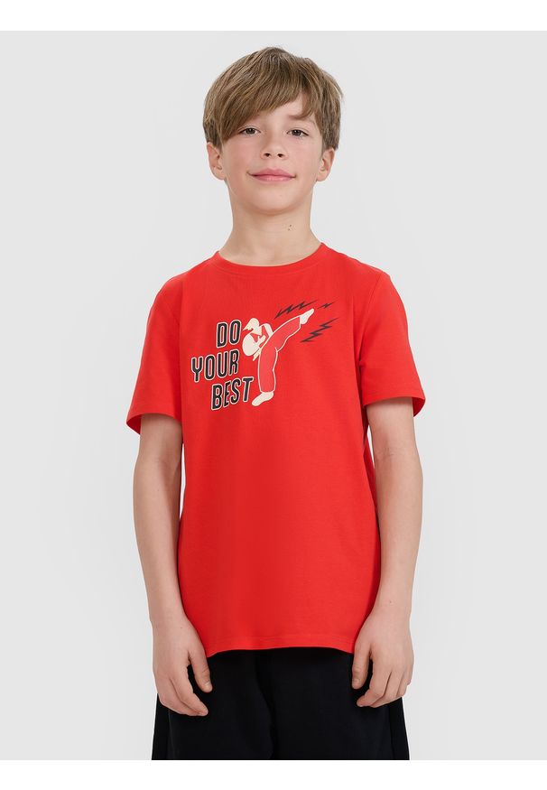 4f - 4F T-shirt regular z nadrukiem chłopięcy - czerwony 122 (6-7 lat). Okazja: na co dzień. Kolor: czerwony. Materiał: dzianina, bawełna, jersey. Długość rękawa: krótki rękaw. Długość: krótkie. Wzór: nadruk. Sezon: lato. Styl: klasyczny, sportowy, casual