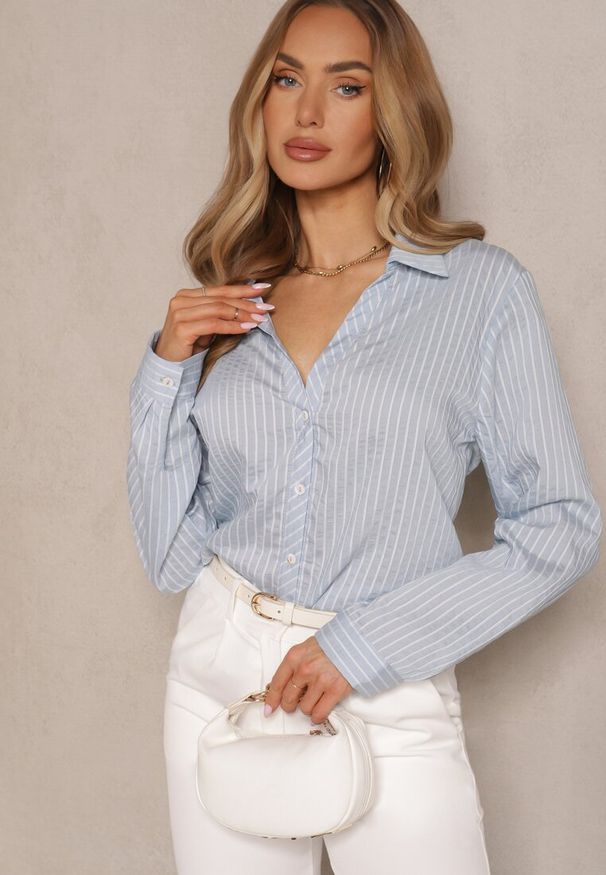 Renee - Jasnoniebieska Casualowa Koszula z Dodatkiem Bawełny w Paski Merinete. Okazja: na co dzień. Kolor: niebieski. Materiał: bawełna. Wzór: paski. Styl: casual