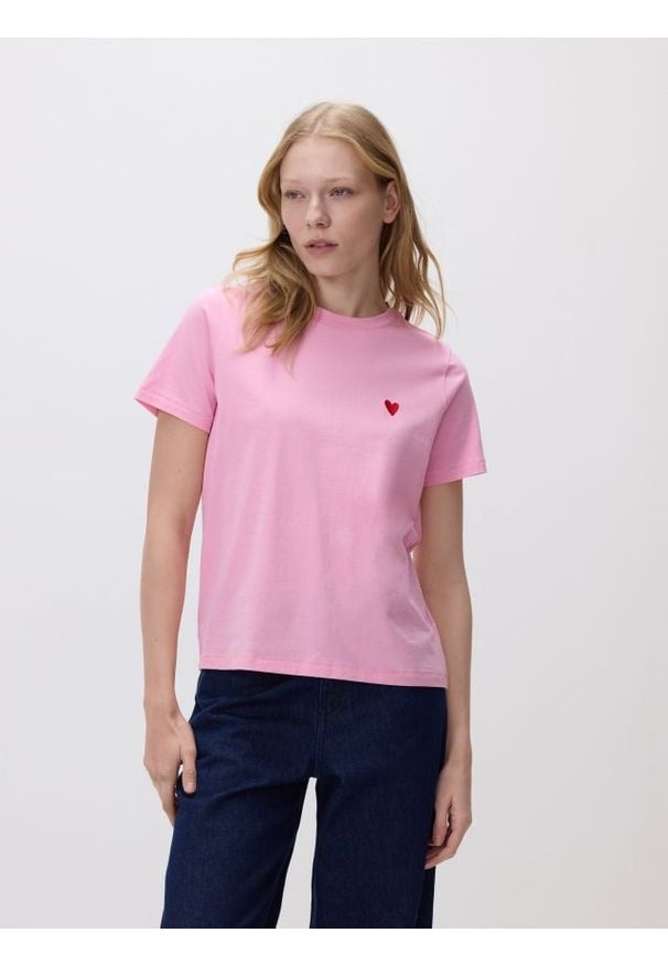 Reserved - T-shirt z sercem - pastelowy róż. Kolor: różowy. Materiał: bawełna