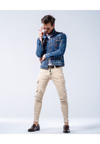 GUNS & TUXEDOS - Jeansowa kurtka z przetarciami Abaddon. Kolor: niebieski. Materiał: jeans. Wzór: aplikacja. Sezon: lato, wiosna. Styl: elegancki #3