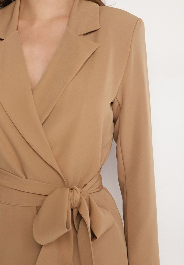 Born2be - Ciemnobeżowa Sukienka w Stylu Marynarki z Paskiem i Usztywnionymi Ramionami Etinella. Okazja: na co dzień, na spotkanie biznesowe. Kolor: beżowy. Materiał: jeans. Długość rękawa: długi rękaw. Długość: długie. Styl: biznesowy, klasyczny, casual, elegancki