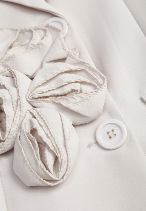 Born2be - Beżowa Marynarka Sukienka Zapinana na Guziki z Kieszeniami i Aplikacją 3D Różyczek Velira. Okazja: na co dzień. Kolor: beżowy. Wzór: aplikacja. Typ sukienki: proste. Styl: casual, klasyczny, elegancki