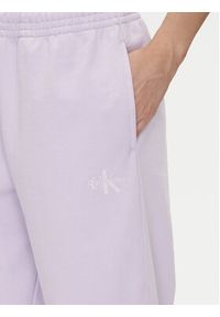Calvin Klein Jeans Spodnie dresowe Monologo LV047B235G Fioletowy Regular Fit. Kolor: fioletowy. Materiał: bawełna #5