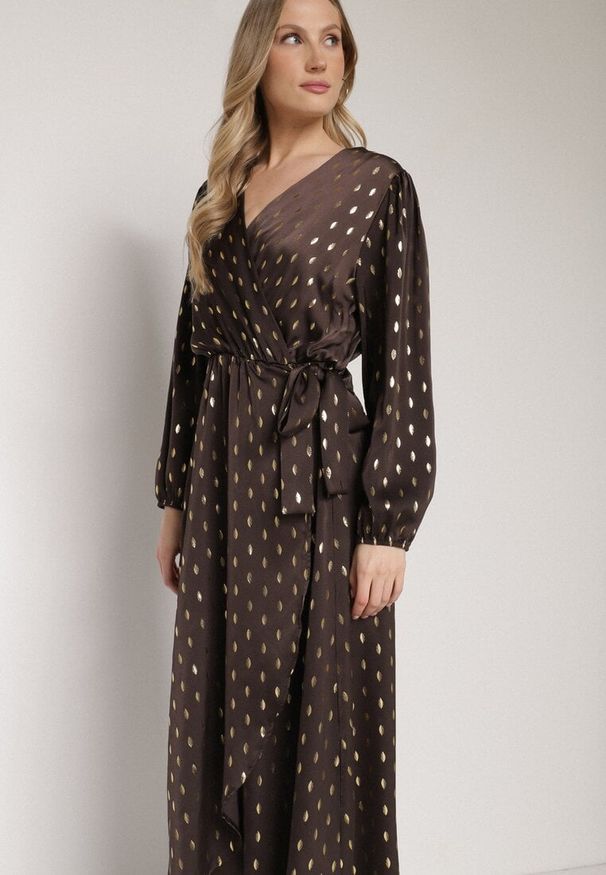 Born2be - Brązowa Kopertowa Sukienka z Wiązaniem w Pasie i Metalicznym Nadrukiem Reisana. Okazja: na co dzień. Typ kołnierza: dekolt w serek. Kolor: brązowy. Wzór: nadruk. Typ sukienki: kopertowe. Styl: casual, elegancki, klasyczny