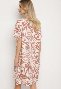 Born2be - Brązowa Pudełkowa Sukienka w Ornamentalny Wzór z Wiskozy Tosela. Okazja: na co dzień. Typ kołnierza: dekolt w serek. Kolor: brązowy. Materiał: wiskoza. Długość rękawa: krótki rękaw. Typ sukienki: proste, sportowe, w kształcie A. Styl: elegancki, casual, sportowy, klasyczny #2