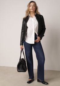 Born2be - Czarna Klasyczna Kurtka Ramoneska o Taliowantym Kroju Anlea. Okazja: na co dzień. Typ kołnierza: kołnierz z falbankami. Kolor: czarny. Materiał: dzianina, poliester, skóra, jeans. Styl: klasyczny #5