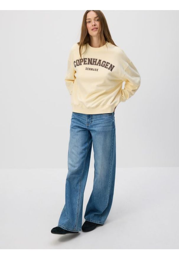 Reserved - Bluza z haftowanym napisem - jasnożółty. Kolor: żółty. Materiał: dzianina, bawełna. Wzór: napisy, haft