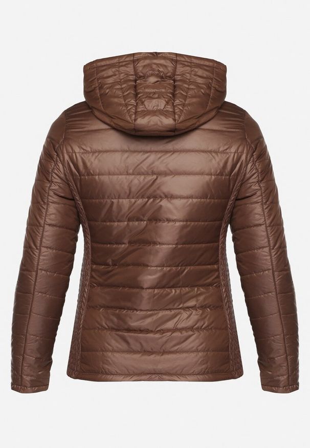 Born2be - Brązowa Pikowana Kurtka z Opinanym Kapturem i Wstawkami z Gumek Terilinde. Okazja: na spacer. Kolekcja: plus size. Kolor: brązowy. Materiał: jeans