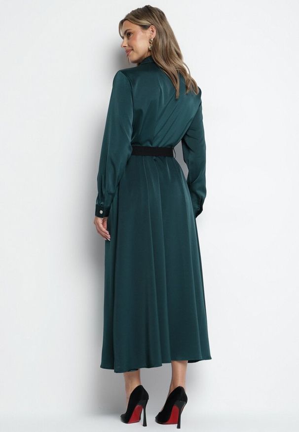 Born2be - Zielona Sukienka Szmizjerka z Satyny Ozdobiona Paskiem i Imitacjami Kieszeni Vamilea. Okazja: na co dzień. Kolor: zielony. Materiał: satyna. Wzór: aplikacja. Typ sukienki: szmizjerki. Styl: casual, klasyczny, elegancki