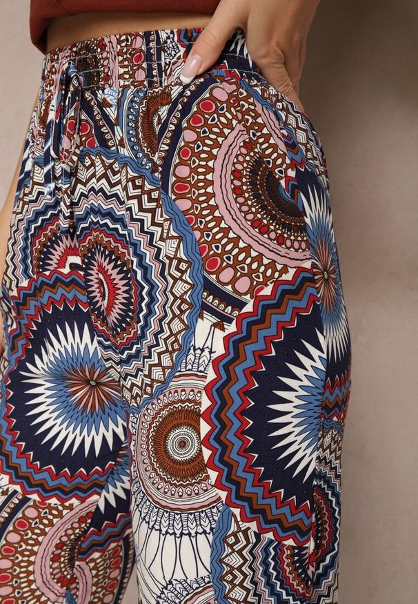 Renee - Niebiesko-Brązowe Szerokie Spodnie z Bawełny High Waist w Abstrakcyjny Wzór Jorivaess. Okazja: na spotkanie biznesowe, na co dzień. Stan: podwyższony. Kolor: niebieski. Materiał: bawełna. Styl: biznesowy, klasyczny, elegancki, casual