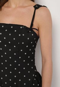 Born2be - Czarna Sukienka Vices w Grochy o Rozkloszowanym Kroju z Wiązaniem na Ramiączkach Saririse. Okazja: na wesele, na ślub cywilny. Typ kołnierza: dekolt gorset, dekolt kwadratowy. Kolor: czarny. Długość rękawa: na ramiączkach. Wzór: grochy. Typ sukienki: gorsetowe #4