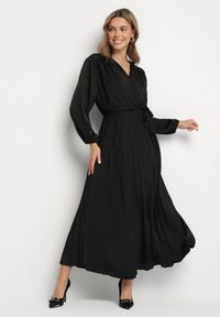 Born2be - Czarna Sukienka Maxi z Gumką w Pasie i Kopertowym Dekolcie Bertrama. Typ kołnierza: dekolt kopertowy. Kolor: czarny. Materiał: materiał. Typ sukienki: kopertowe. Długość: maxi #5