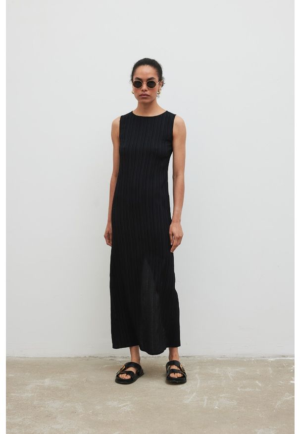 Marsala - Sukienka maxi z wiskozy w kolorze BLACK - AMBER-XL. Okazja: na co dzień, na randkę. Materiał: wiskoza. Długość rękawa: bez rękawów. Wzór: prążki. Sezon: lato, wiosna. Typ sukienki: proste. Styl: klasyczny, elegancki, casual. Długość: maxi