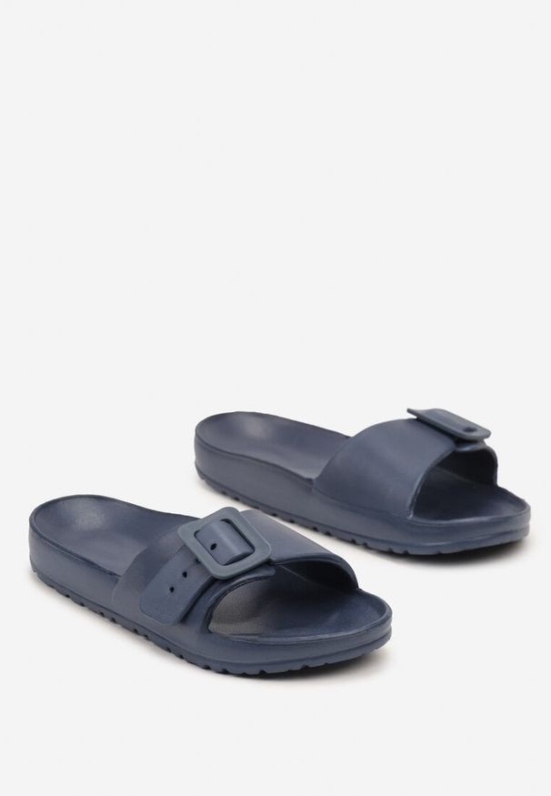 Born2be - Granatowe Płaskie Piankowe Klapki z Klamerką Nelithia. Okazja: na co dzień. Nosek buta: otwarty. Kolor: niebieski. Materiał: guma, jeans. Sezon: lato. Obcas: na obcasie. Styl: klasyczny, casual, elegancki. Wysokość obcasa: niski