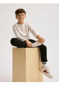 Reserved - Elastyczne jeansy regular - czarny. Kolor: czarny #1