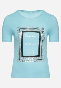 Born2be - Jasnoniebieski Bawełniany T-shirt Koszulka z Krótkim Rękawem Ozdobiona Nadrukiem i Cyrkoniami Codara. Okazja: na co dzień. Kolekcja: plus size. Kolor: niebieski. Materiał: bawełna. Długość rękawa: krótki rękaw. Długość: krótkie. Wzór: nadruk, aplikacja. Styl: casual #6